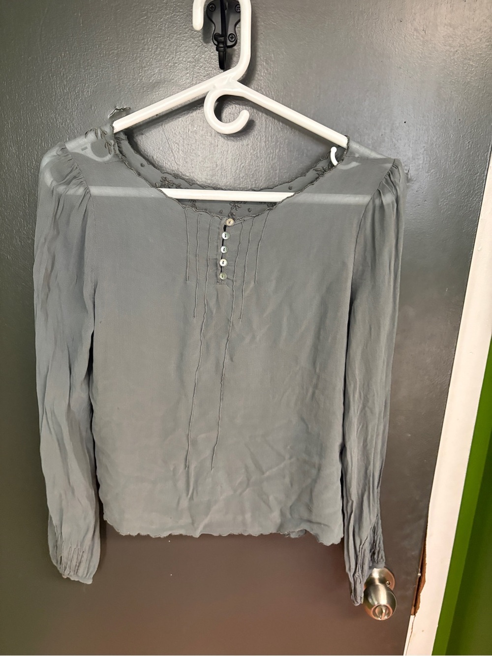 90s Boho blouse with mother of pearl buttons and embroidered back - S